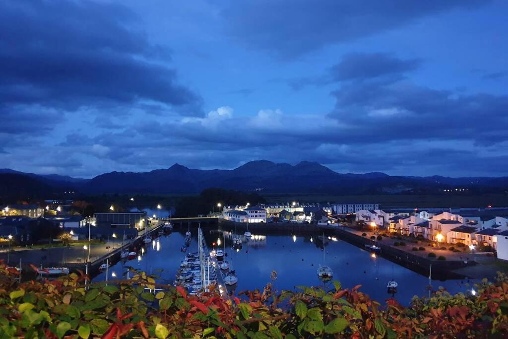Porthmadog Harbour Town - High Street Apartment. 외부 사진